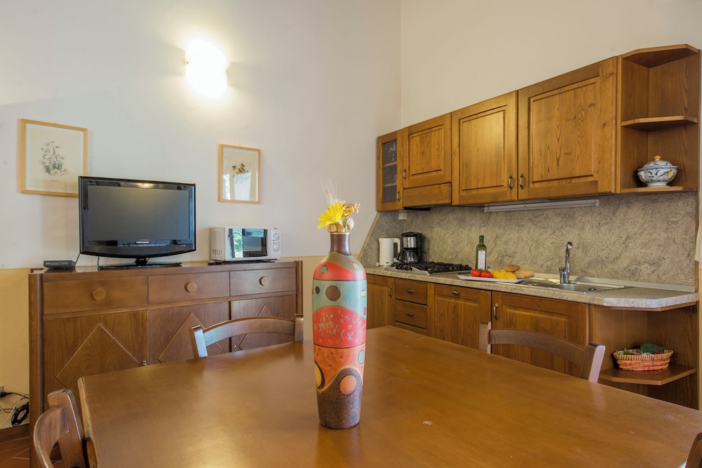 Family House, Multiple Bedrooms, Mountainside (Amazing Chianti Site Olivo Shared)