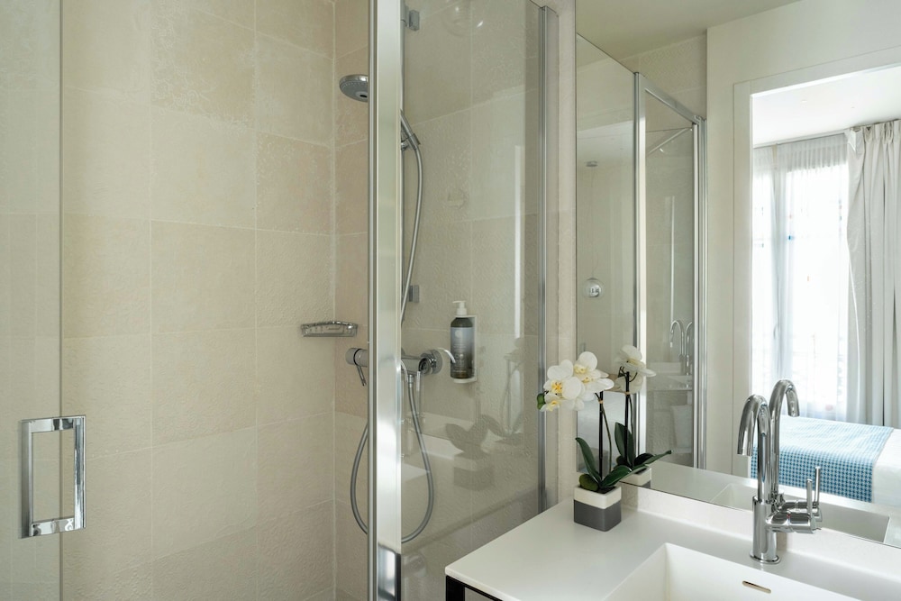 Connecting rooms, 2 bedrooms - Free soft minibar, courtesy tray, Chromecast - Digital press photo 2