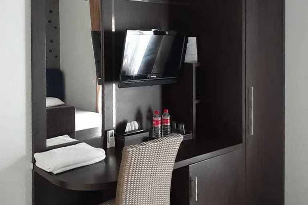 Premium Twin Room (Reddoorz) - Photo 3