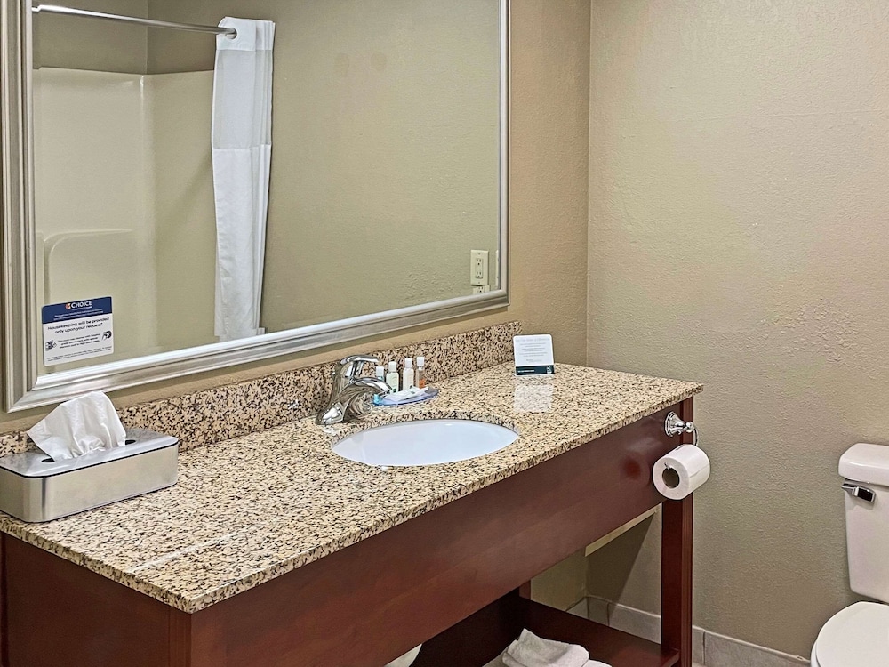 Suite, Non Smoking (2 Queen Beds and 1 Double Sofa Bed) - Photo 8