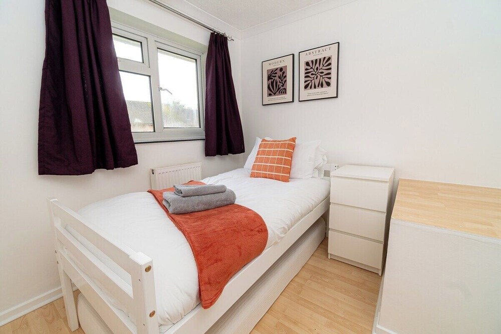House (Comfortable 3-Bed, 2-Bath Basingstoke) photo 3