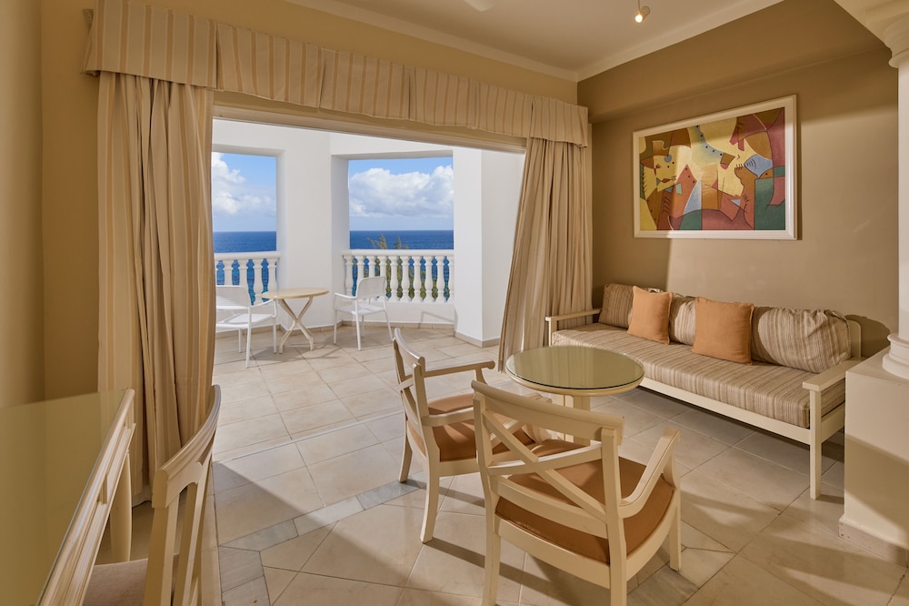 Junior Room, Oceanfront (deluxe)