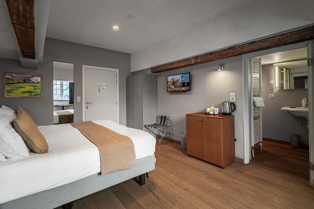 Double or Twin Room (Budget) - Photo 6