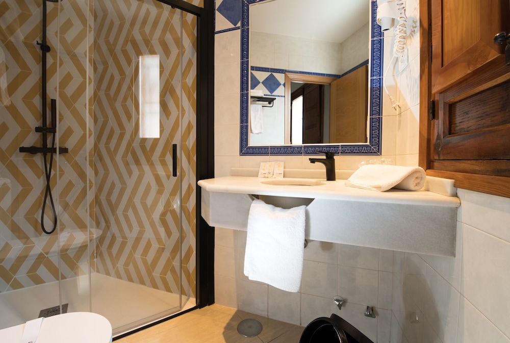 Room - Photo 8