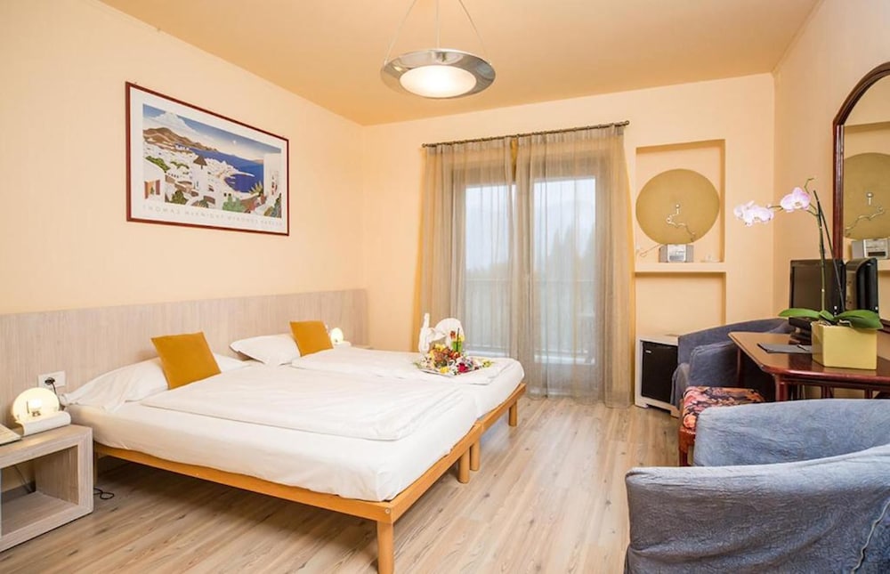 Standard Triple Room, Balcony, Garden View photo 1