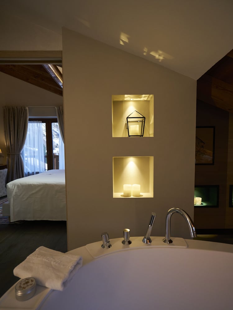 Suite, Hot Tub (Rocher, Sauna) photo 3