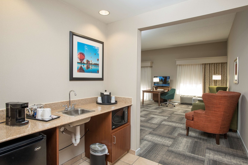Deluxe Room, 1 King Bed, Non Smoking photo 3