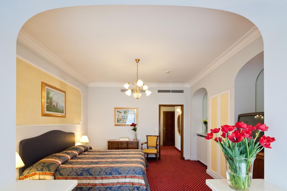 Deluxe Room - Photo 2
