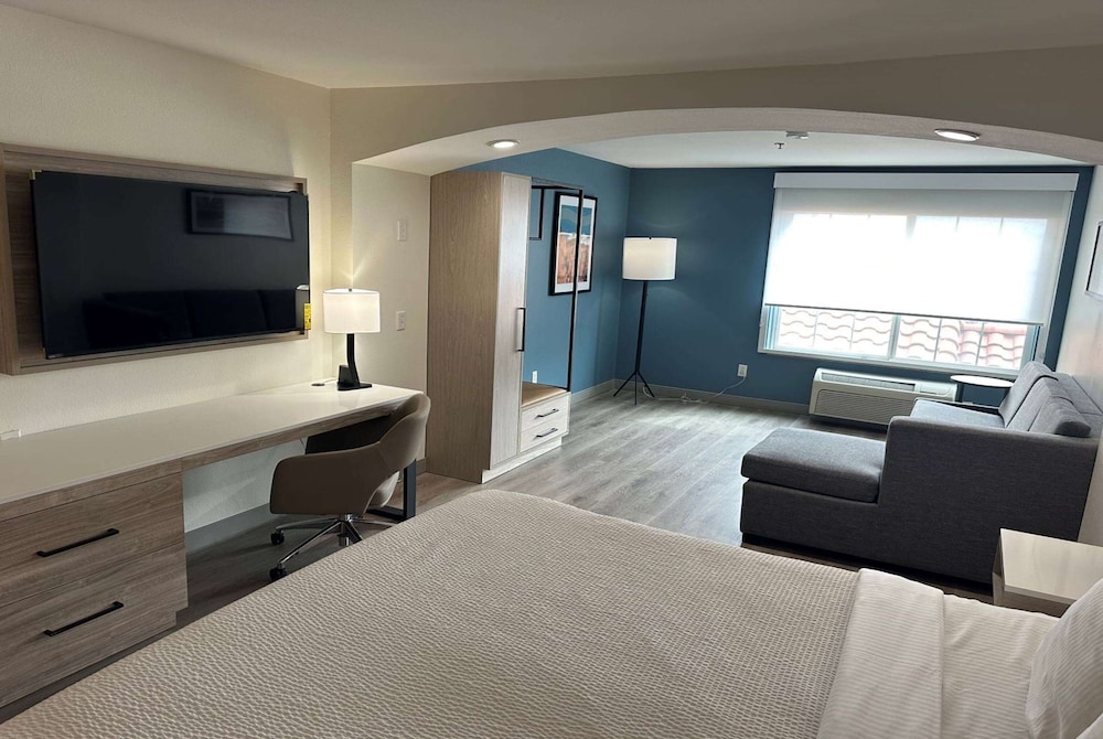 Studio Suite, 1 King Bed, Non Smoking - Photo 1