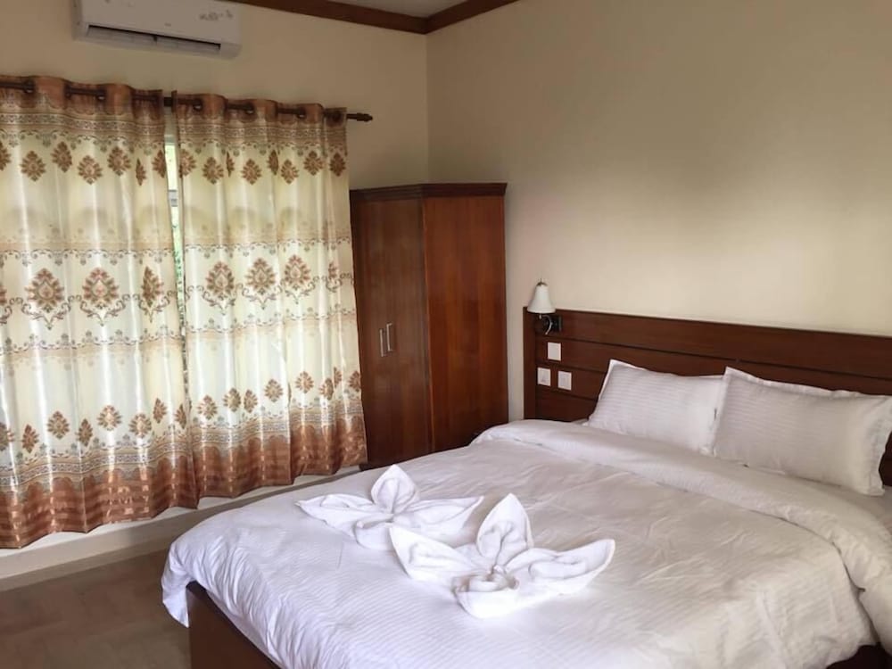 Deluxe Room, Multiple Beds, Smoking, Hill View