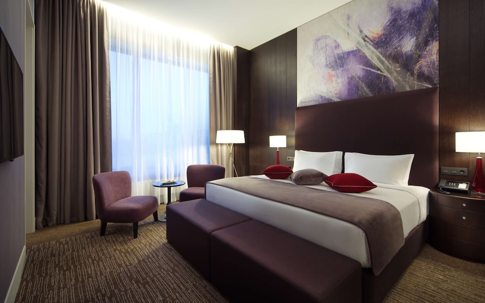 Suite, 1 King Bed photo 3