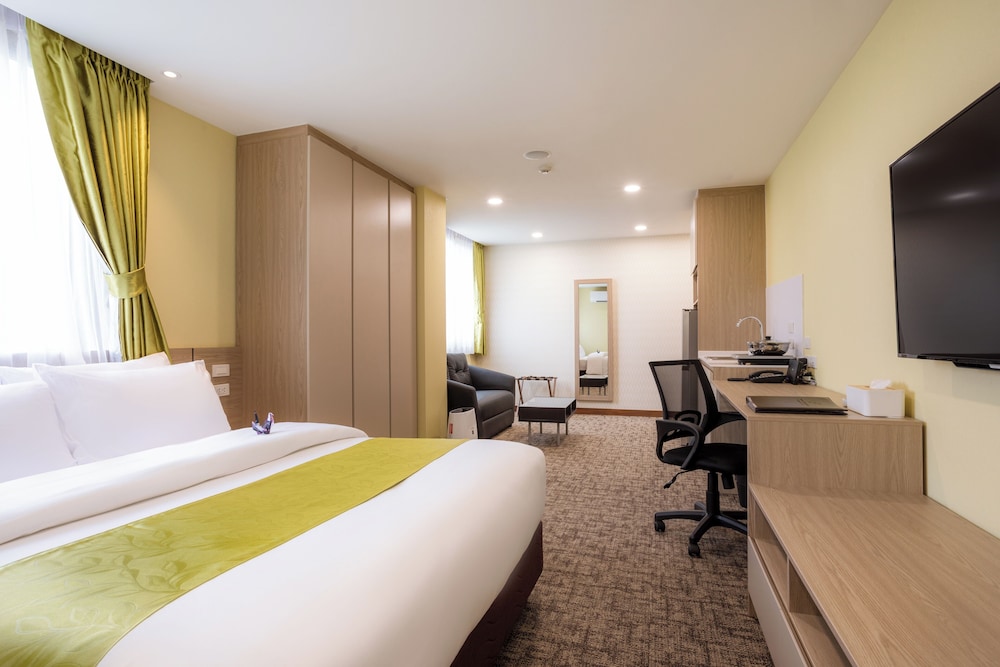 Deluxe King Room photo 3
