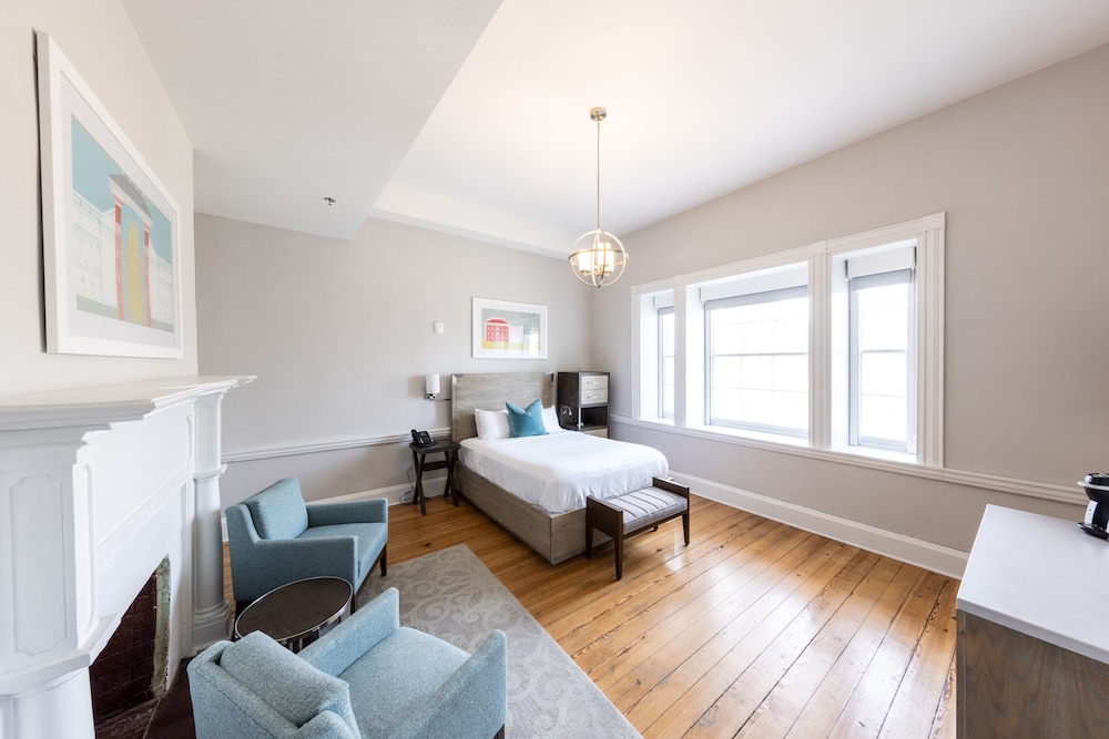 Deluxe Room, 1 Queen Bed, Bathtub