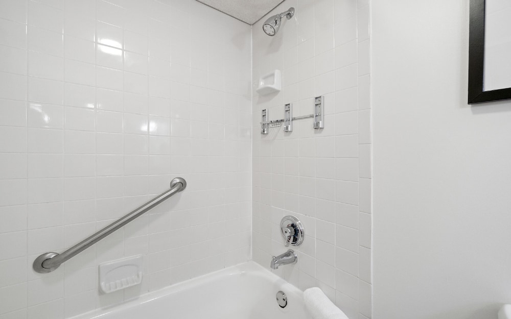 Standard Room, 2 Double Beds - Photo 6