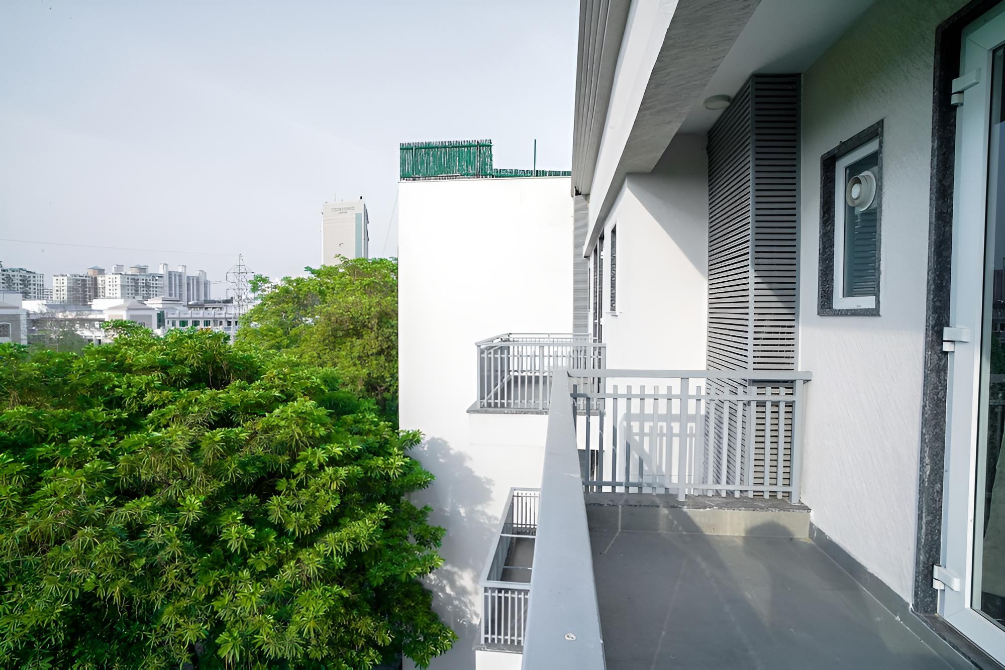 Superior Room with Balcony - Photo 4