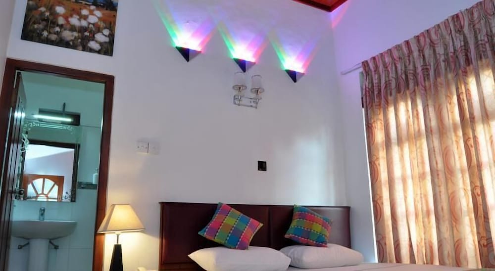 Standard Double Room, 1 King Bed, Refrigerator, Courtyard View photo 1