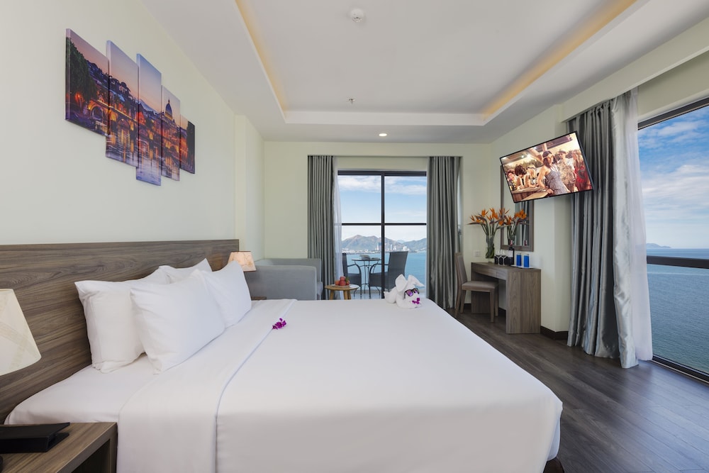 Suite, 1 King Bed, Balcony, Sea View photo 2