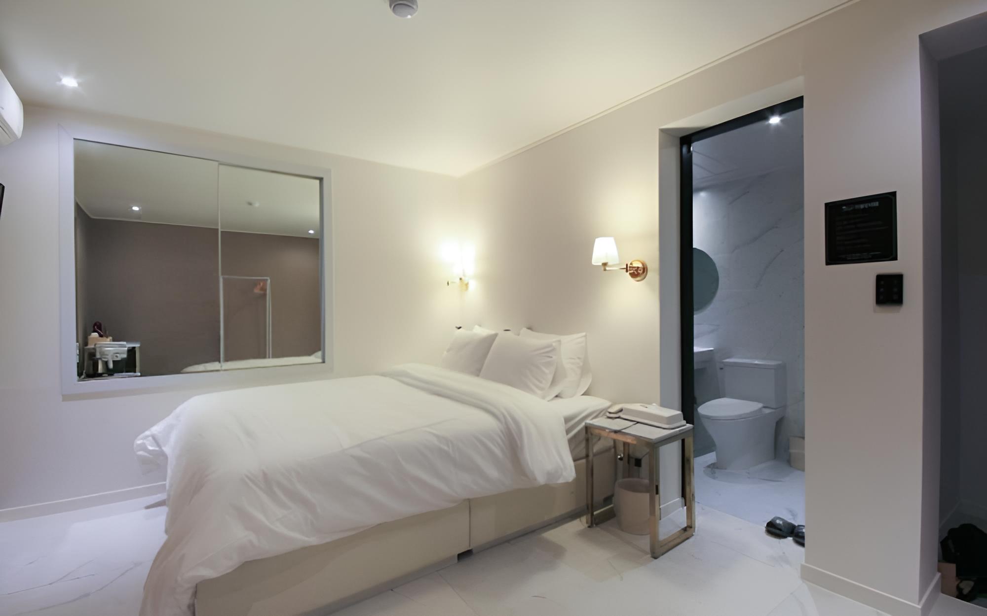 Room (Standard (Netflix)) photo 2