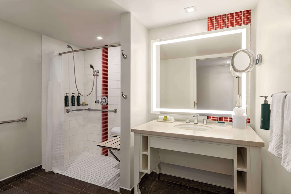 Room, 2 Queen Beds, Accessible, Oceanfront (Mobility & Hearing, Roll-in Shower) - Photo 4