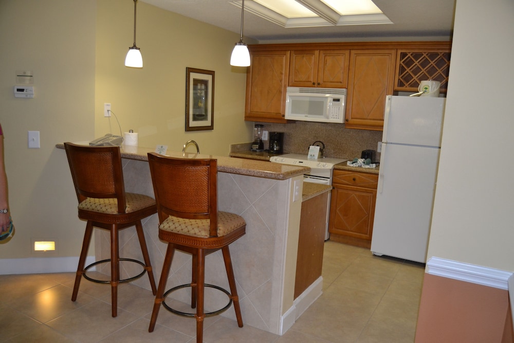 2 Bedroom Suite Accessible with Bathtub
