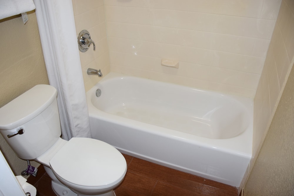 Standard Room, Multiple Beds, Non Smoking - Photo 6