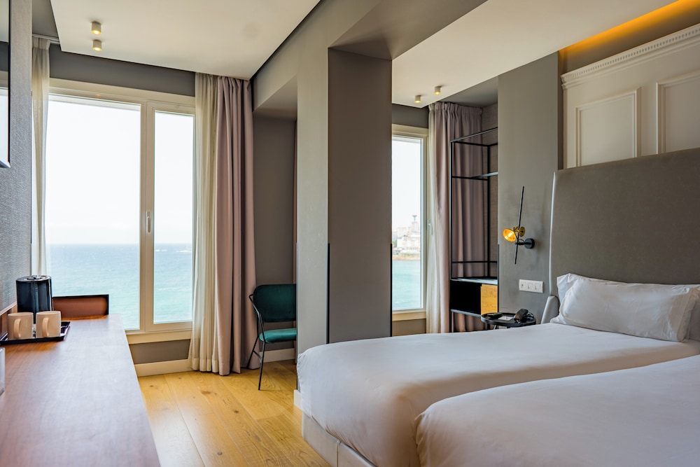 Double Room, Beach View - Photo 4