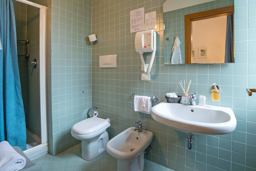 Economy Double Room thumbnail 6