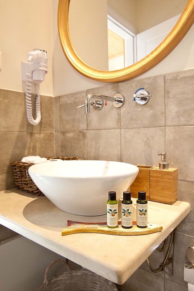 Luxury Studio, Jetted Tub photo 3