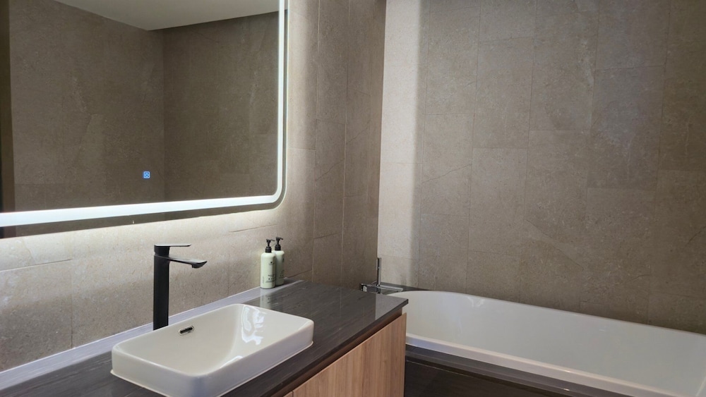 La Green Suite - 2 Bedrooms - Photo 9