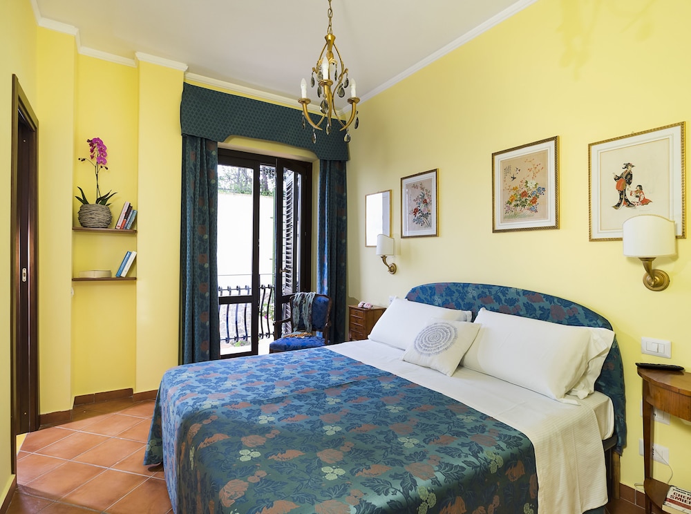 Double or Twin Room, 2 Bedrooms, Connecting Rooms, Partial Sea View - Photo 2