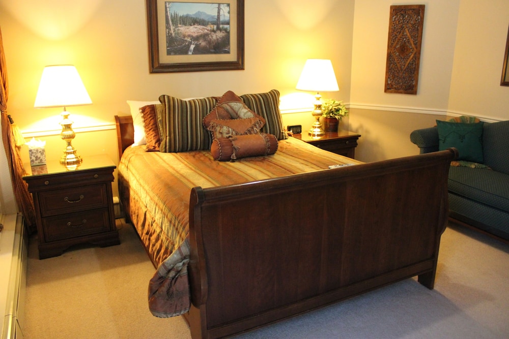 Room, Private Bathroom (09 Northern Exposure Queen) photo 2