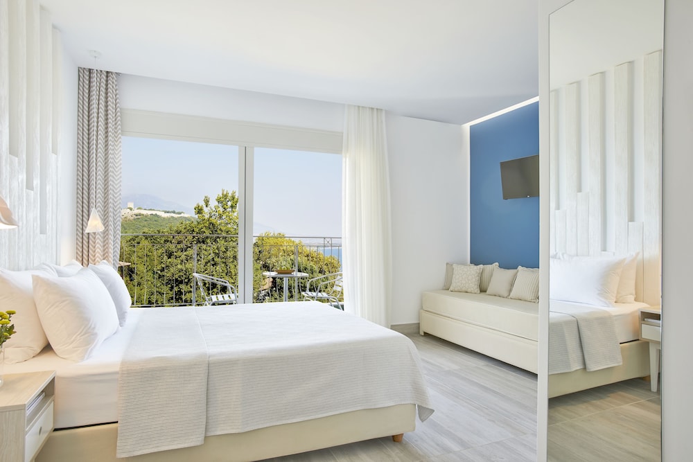 Superior Triple Room (Castle View)