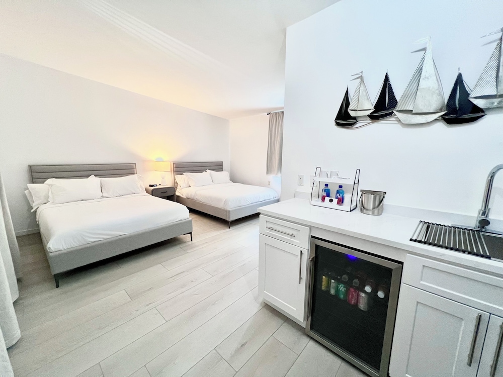 Family Studio Suite, 2 Queen Beds photo 3