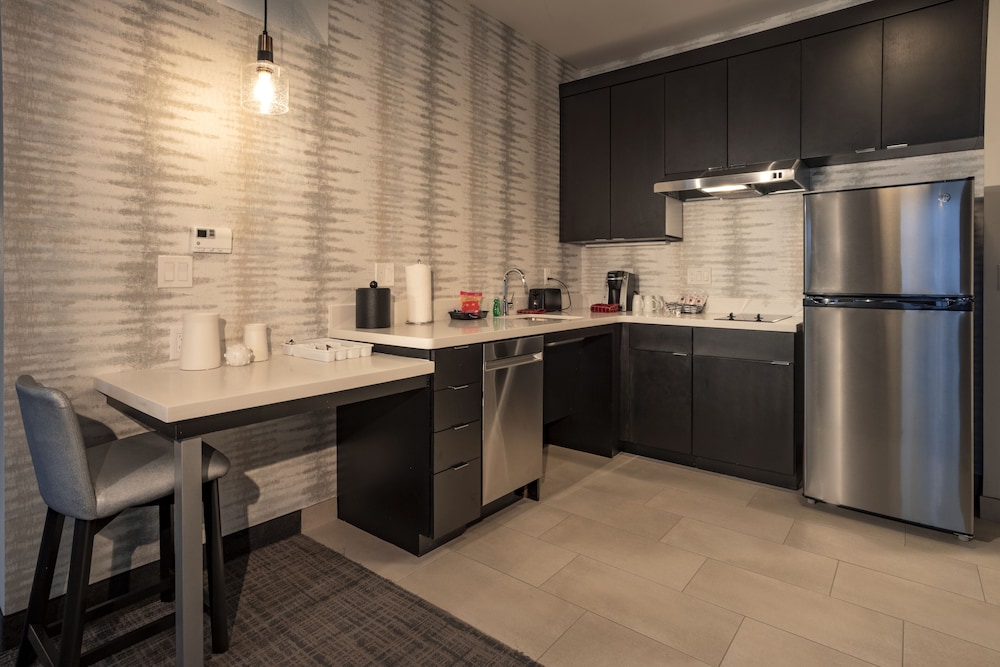 Suite, 1 Bedroom (Mobility Accessible, Roll-In Shower) photo 3