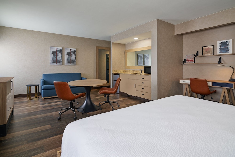 Junior Suite, 1 King Bed with Sofa bed, Ground Floor photo 3