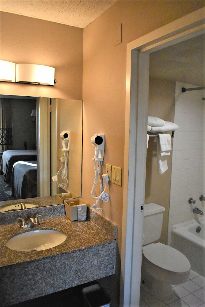 Room, 2 Double Beds - Photo 4