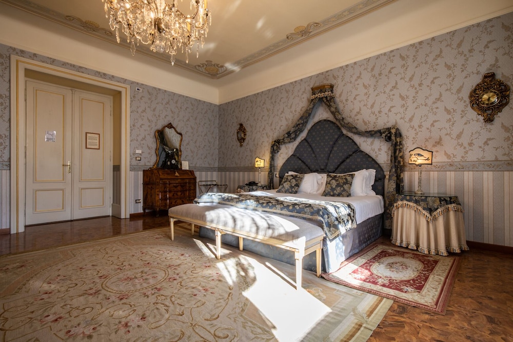 Junior Suite, 1 Queen Bed, Non Smoking photo 3