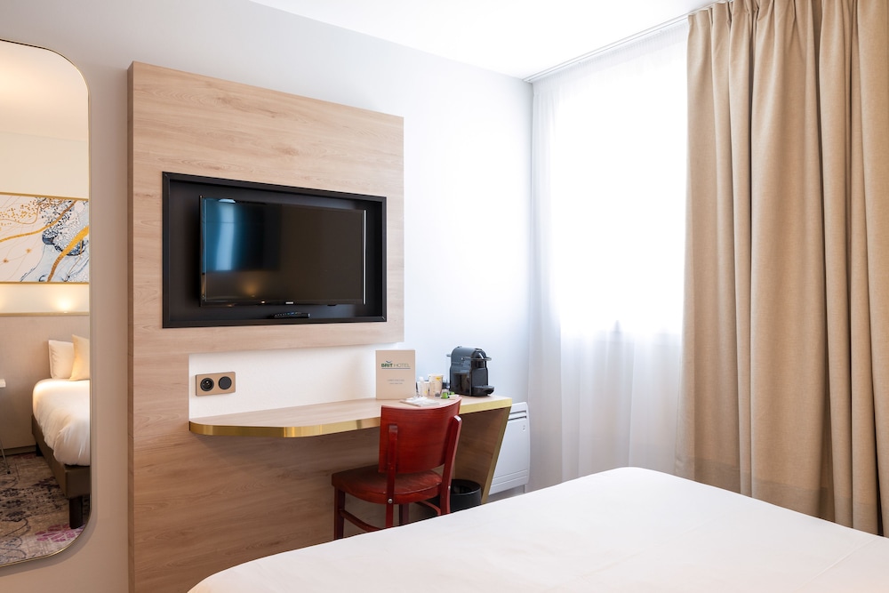 Comfort room with King bed photo 2