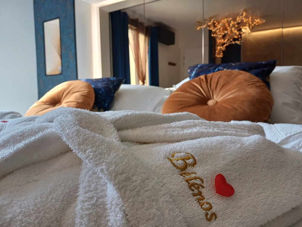 Luxury Studio Suite, 1 King Bed, Hot Tub, Garden View photo 1