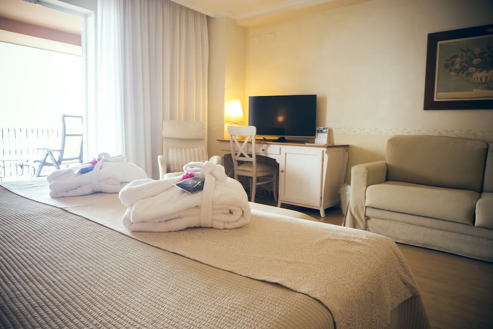 Superior Double Room, Beach View photo 2