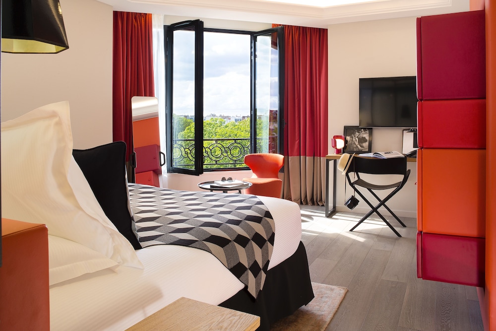 Privilege Room - Eiffel Tower view thumbnail 6