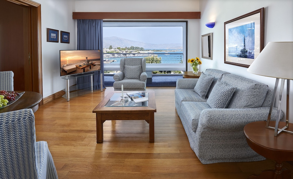 Deluxe Hotel or Bungalow Suite Sea View (One Bedroom & Sitting Room Separate or in open plan style) - Photo 3