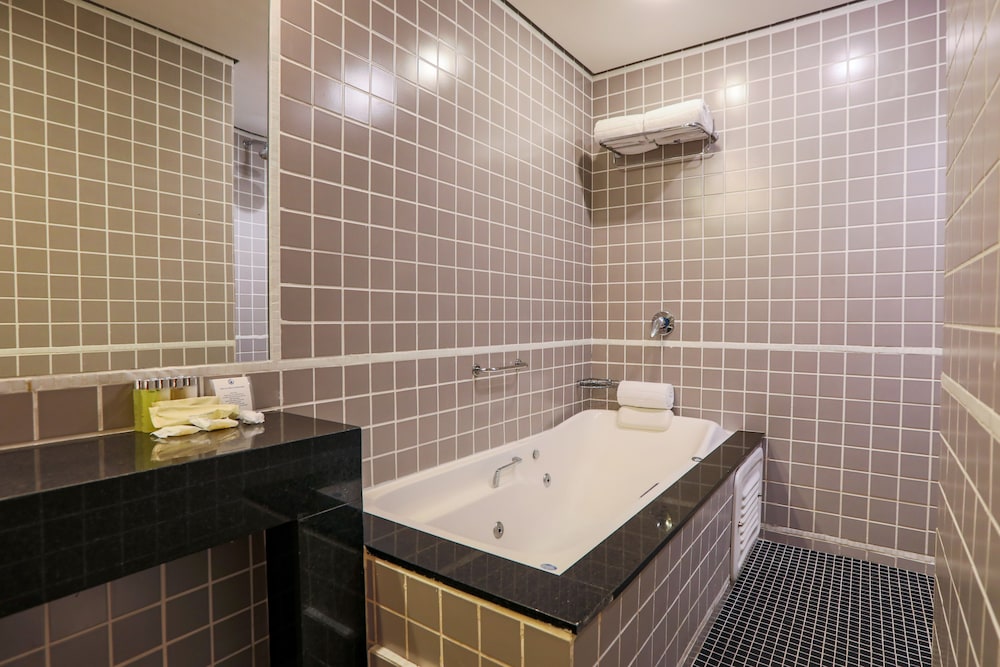 Executive Suite - Photo 8
