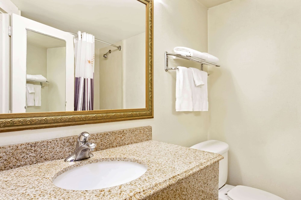 Room, 2 Queen Beds, Accessible (Mobility/Hearing Impaired Accessible) - Photo 8