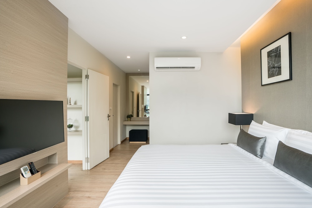 Deluxe Pool View Room with Kitchenette - Photo 8