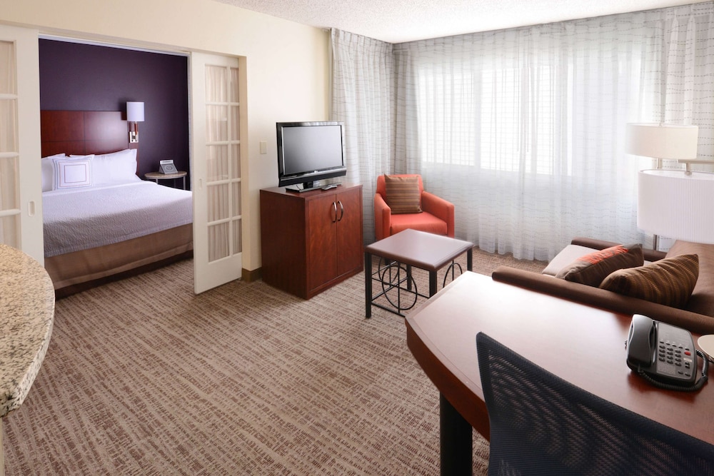 Deluxe Room, 1 King Bed (Studio) photo 1