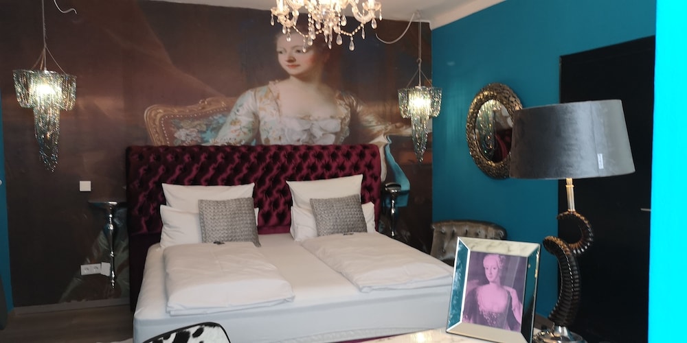 Deluxe Double Room, 1 King Bed, Non Smoking, Courtyard View (with air condition) photo 3