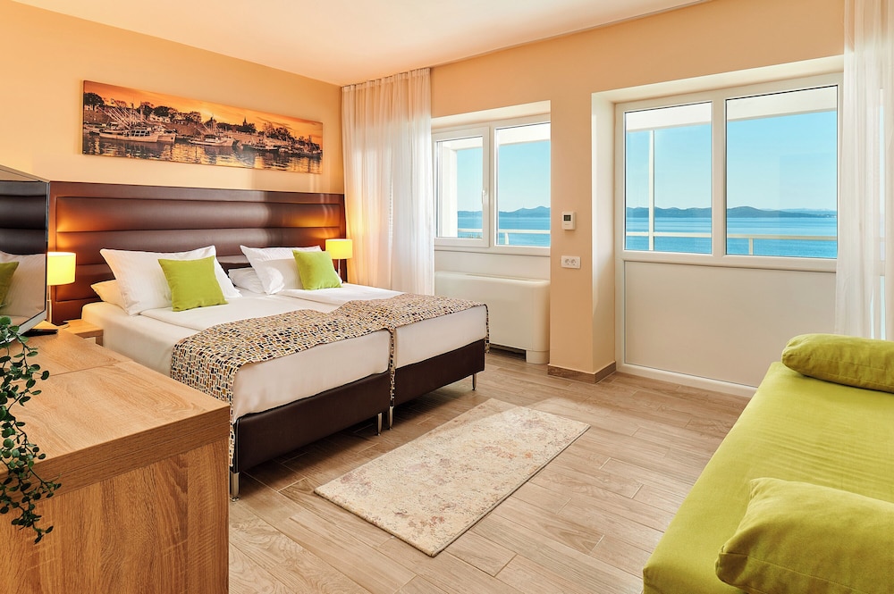 Superior room with balcony and sea view - Photo 4