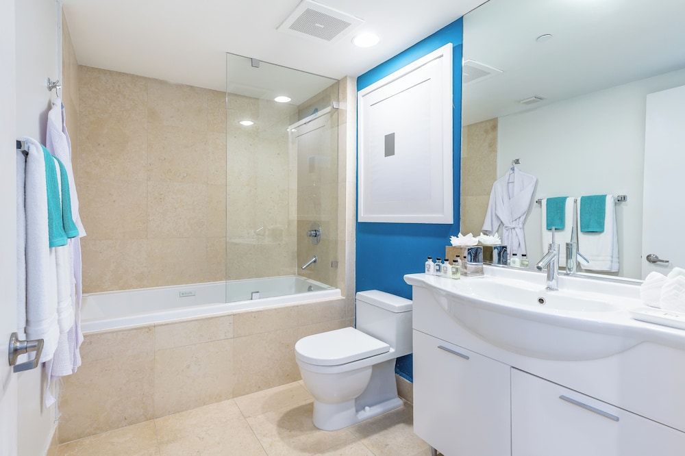 Business Studio Suite, 1 Queen, Balcony, City/River ViewÂ 4505