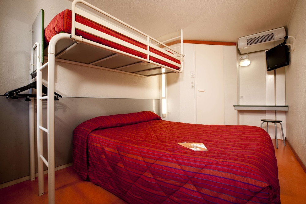 Standard Room, Multiple Beds (1 Double and 1 Single bed) photo 1